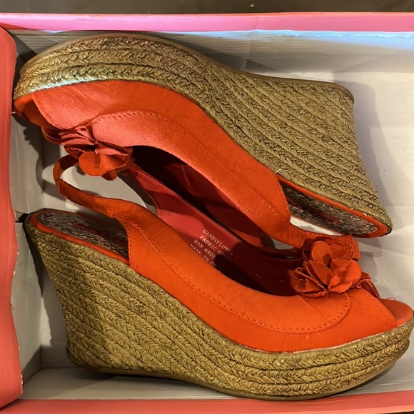Like new in box size 7 scarlet ruffle wedge - Picture 10 of 11